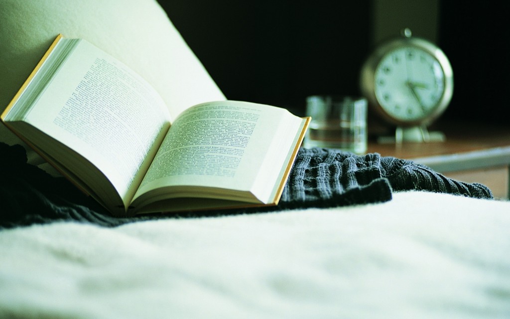 book_bed_alarm_clock_reading_39622_2560x1600
